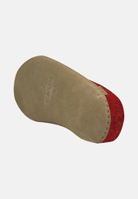 Pantofole rosse in feltro con suola in suede beige. Forma arrotondata, bordi cuciti e dettaglio del logo impresso sul lato inferiore. Tessuto morbido.