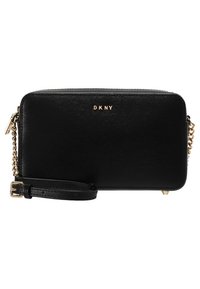 Czarna skórzana torba na ramię z teksturowanym wykończeniem, złotym okuciem i łańcuszkowym paskiem. Posiada zamek błyskawiczny oraz wytłoczone logo z przodu.