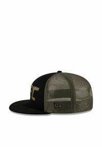 Schwarze und olivgrüne Cap mit Netzrücken, flachem Schirm und gesticktem Logo auf der Vorderseite. Hat eine strukturierte Form und texturierte Materialien.