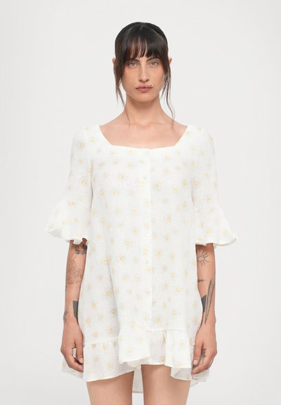 Witte jurk met gele bloemenpatronen, korte ruches mouwen, vierkante halslijn en een knoopsluiting aan de voorkant. Licht, gestructureerd materiaal.