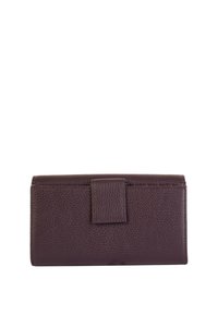 Skórzany portfel w ciemnym fioletowym kolorze, z teksturowaną powierzchnią, prostokątnym kształtem i zapięciem na przedniej klapie. Prosty i funkcjonalny design.