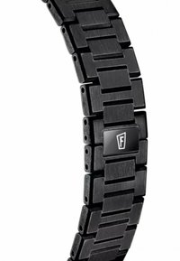 Bracelet de montre noir en métal avec des maillons rectangulaires. Présente une texture lisse et un accent logo central. Ajustable avec des trous de fixations visibles.