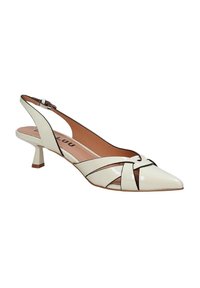 Tacchi slingback in pelle verniciata bianca con punta affusolata, design aperto, cinture incrociate e tacco a blocco di 5 cm; dettagli in suola marrone.