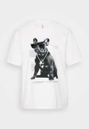 T-shirt de algodão branco com uma estampa em preto e branco de um Bulldog Francês a usar óculos de sol e um colar de corrente, com texto abaixo.