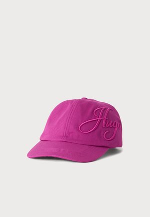 Casquette de baseball rose vif avec une visière incurvée et un lettrage brodé en relief "Hugo" sur le côté droit à l'avant.