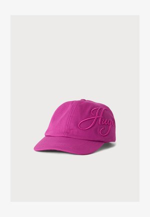 Casquette de baseball rose vif avec une visière incurvée et un lettrage brodé en relief "Hugo" sur le côté droit à l'avant.