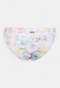 Calcinhas de banho com um padrão abstrato multicolorido sobre uma base branca. Feitas de um material suave e elástico, com um pequeno rótulo de logotipo.