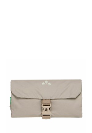 Trousse de voyage rectangulaire beige avec un rabat et une fermeture à boucle en plastique, dotée d'une petite étiquette verte sur le côté.