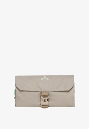 Beige rechteckige Reisetasche mit Klappe und Kunststoff-Schnallenverschluss, mit einem kleinen grünen Etikett an der Seite.