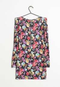 Robe fleurie sur un cintre, avec des manches longues, un dos zippé, et un fond noir avec des motifs de fleurs multicolores.