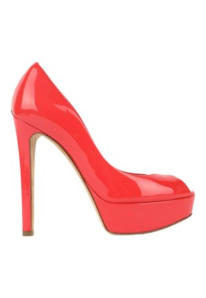 Chaussure à plateforme rouge brillante à talon haut, avec un bout pointu et un talon aiguilles, vue de profil sur fond blanc.