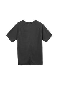 Czarna koszulka z krótkim rękawem, wykonana z teksturowanej tkaniny, z okrągłym dekoltem, posiadająca rękawy raglanowe i prosty dół.