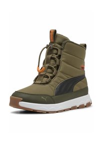 Olīvzaļa izolēta zābaku ar mīkstu kājas daļu, melniem akcentiem, gumijas zoli un integrētu šņorēšanas sistēmu. Iezīme ir zīmola vilkšanas cilpa.