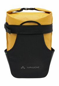 Zaino a rotolo giallo con accenti neri, realizzato in nylon resistente. Presenta una tasca anteriore, una tracolla regolabile e un manico per il trasporto sulla parte superiore.