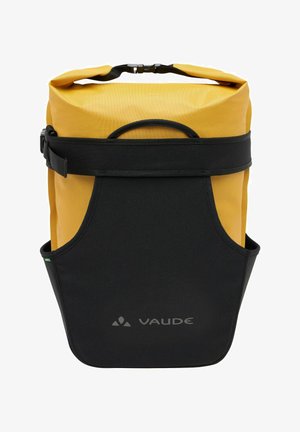 Zaino a rotolo giallo con accenti neri, realizzato in nylon resistente. Presenta una tasca anteriore, una tracolla regolabile e un manico per il trasporto sulla parte superiore.