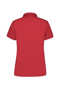 Camiseta polo roja con cuello clásico, mangas cortas, hecha de una tela suave y ligera. Sin patrones ni acentos visibles.