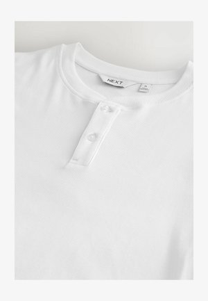 Weißes geripptes Henley-Shirt mit Rundhalsausschnitt und drei Knöpfen an der Knopfleiste. Markenlabel "NEXT" am Innenkragen.