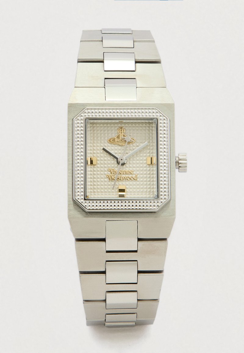 Ασημένιο τετράγωνο ρολόι χειρός με μπρασελέ από �μεταλλικούς κρίκους, υφασμένο καντράν, χρυσούς δείκτες και το λογότυπο της Vivienne Westwood κάτω από τη θέση της ώρας 12.