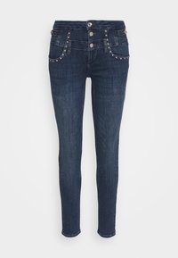 Mörkblå jeans med slim fit. Har treknappstängning, prydnadslappar med små stjärnspikar och standardbältesloopar.