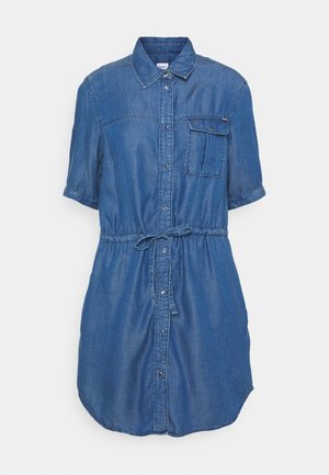 Robe chemise en denim bleu à manches courtes avec boutons sur le devant, poche poitrine avec rabat, col et lien de taille réglable.