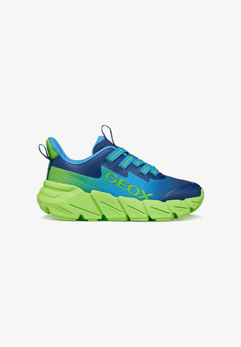 Chaussures de sport bleu et vert avec une tige en mesh et une semelle en caoutchouc texturée. Elles comprennent des lacets, un logo et des languettes pour un enfilage facile.