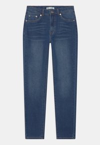 Pantalones vaqueros de mezclilla azul con corte recto, que cuentan con bolsillos frontales, pasadores para cinturón y costuras en contraste a lo largo de las costuras.
