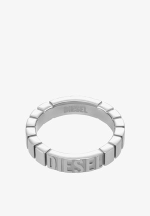 Silberner Metallring mit segmentiertem Design und eingraviertem "DIESEL"-Logo. Glatte Textur mit polierter Oberfläche.