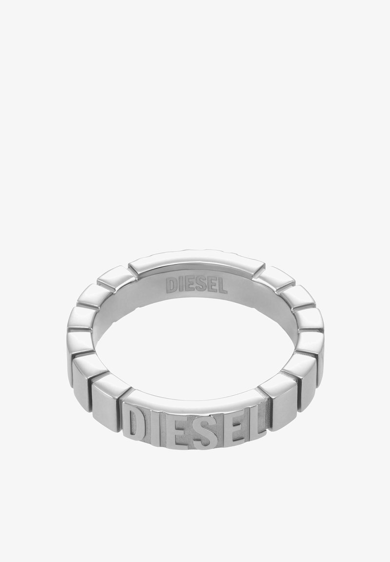 Anneau en métal argenté à design segmenté, avec le logo gravé "DIESEL". Texture lisse avec une finition polie.