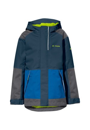 Veste imperméable bleue avec des accents gris, une capuche et un intérieur vert vif. Comprend plusieurs poches zippées et un détail de logo réfléchissant.