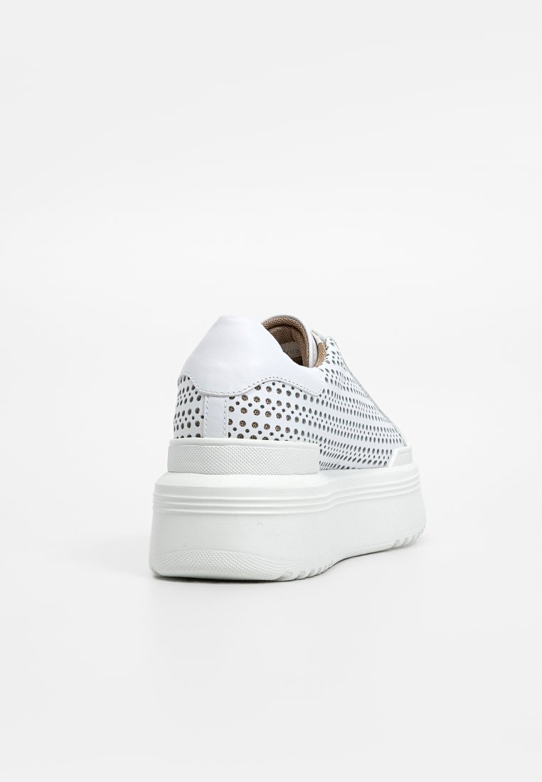 Weiße Sneaker mit perforiertem Obermaterial, gepolsterter Sohle und glatten Lederelementen. Verfügt über eine abgerundete Zehenpartie und ein minimalistisches Design.