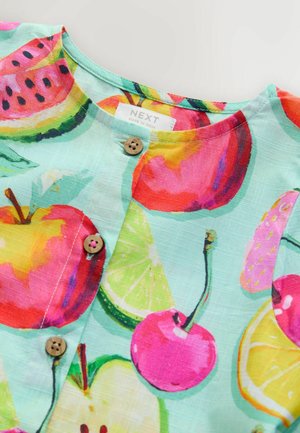 Lühikeste varrukatega särk helesinisest kangast, millel on elav puuviljamuster, puidust nööpidega ja ümmarguse kaelusega.