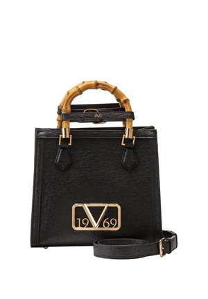 Zwarte gestructureerde handtas met handvatten van bamboe, gouden "V 1969" logo en afneembare schouderband op witte achtergrond.