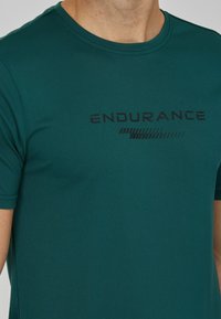 Endurance S/S PERFORMANCE - Sport T-shirt - bistro green
