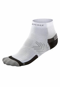 Weiße Knöchelsocken aus synthetischem Material mit grauen Akzenten an Zehen und Ferse, versehen mit strukturierten Mustern für Halt und Belüftung.