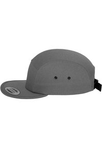 Grijze pet met een vlakke klep, gemaakt van stof met een gladde textuur. Beschikt over twee ventilatiegaten en een verstelbare riem aan de achterkant.