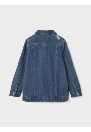 Vista trasera de una chaqueta de mezclilla azul con mangas largas, puños abotonados y un pequeño parche desgastado cerca del hombro derecho.