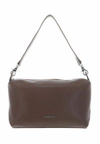 Sac à main en cuir marron avec une surface texturée, de forme ovale, et une seule bandoulière réglable, ornée d'un logo en métal argenté sur le devant.