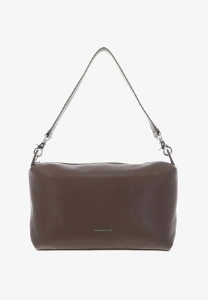 Braune Lederhandtasche mit strukturierter Oberfläche, ovaler Form und einem einzelnen verstellbaren Riemen, mit einem silberfarbenen Logo auf der Vorderseite.