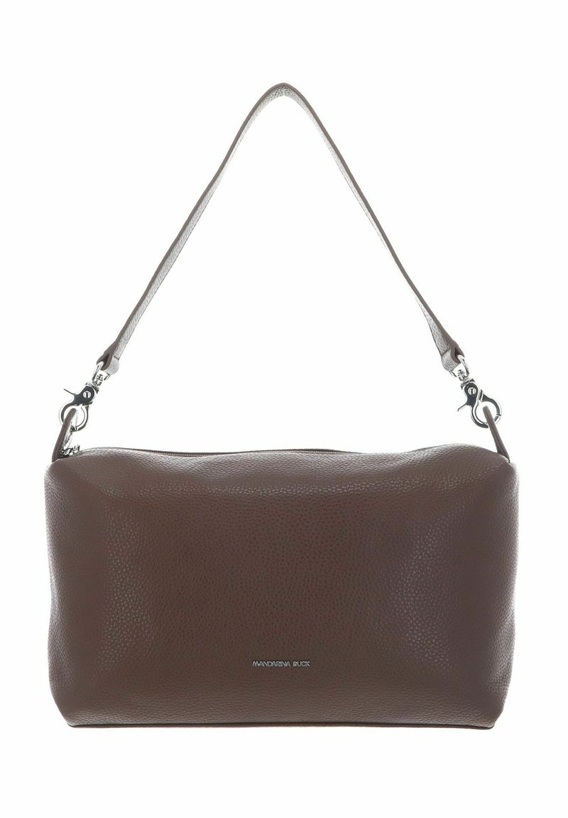 Sac à main en cuir marron avec une surface texturée, de forme ovale, et une seule bandoulière réglable, ornée d'un logo en métal argenté sur le devant.