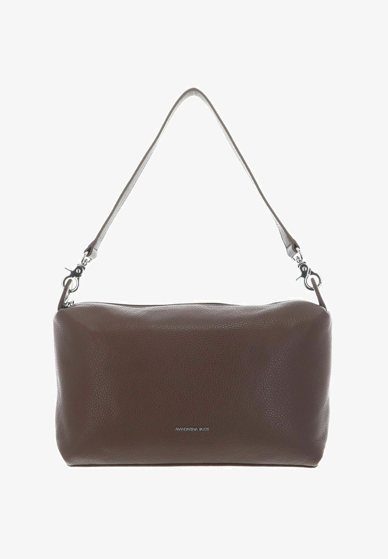 Sac à main en cuir marron avec une surface texturée, de forme ovale, et une seule bandoulière réglable, ornée d'un logo en métal argenté sur le devant.