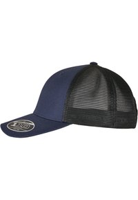 Laste caps med marineblå front og svart netting bak. Har en buet skjerm og en sirkulær logo-patch foran.