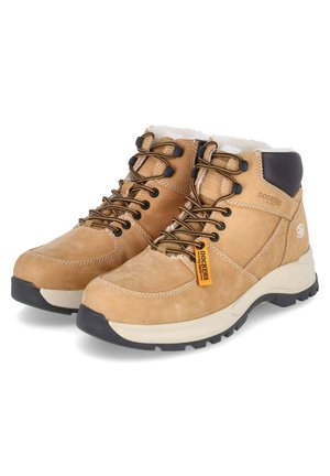 Botas de senderismo de cuero color marrón claro con forro de forro polar, detalles en negro, cordones resistentes, suela de goma gruesa y etiqueta de marca naranja adjunta.