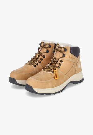 Tannfarbene Wanderschuhe aus Leder mit Fleecefutter, schwarzen Akzenten, robusten Schnürsenkeln, einer dicken Gummisohle und einem orangefarbenen Markenetikett.