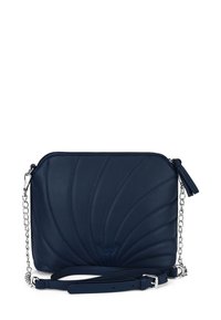 Námořnická kožená kabelka s prošívaným vlnitým vzorem a stříbrným řetízkovým popruhem. Obsahuje odnímatelný nastavovací popruh a třásně.