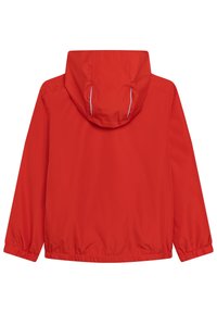 Czerwona kurtka przeciwdeszczowa z kapturem, elastycznymi mankietami i pasem. Gładka tekstura z białym, akcentującym szwem wzdłuż kaptura.