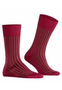 Chaussettes rouges avec des poignets côtelés présentant des rayures verticales fines contrastantes dans une teinte plus sombre. Texture douce, design de longueur moyenne.