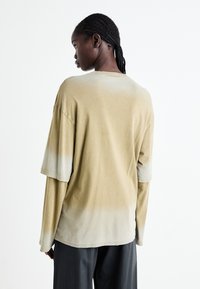 Weekday OVERSIZED DOUBLE DYED LONGSLEEVE TOP - Pikkade varrukatega topp - dark beige fade