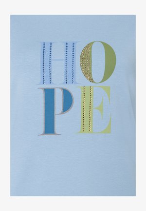 Blauer Stoff mit dem Wort HOPE in großen Blockbuchstaben; Buchstaben sind mit blauen und goldenen Nieten verziert, um zusätzliche Textur zu verleihen.