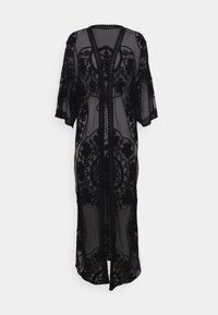 Czarny przezroczysty kimono z kwiatowym wzorem z koronki, zapinane z przodu, z krótkimi rękawami. Posiada skomplikowane hafty i falbany na brzegach.