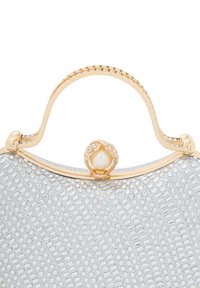 Sølv clutch håndtaske med et struktureret mønster, metallisk ramme og en perleaccent på lukkemekanismen. Har en glat, skinnende overflade.
